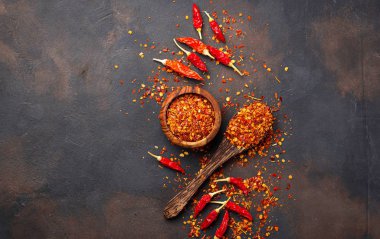 Paslı arka plan üzerinde kırmızı sıcak biber