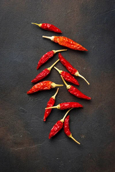 Pimientos rojos picantes sobre fondo oxidado — Foto de Stock