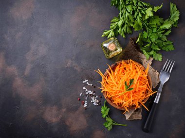 Taze havuç salatası kaseler üzerinde