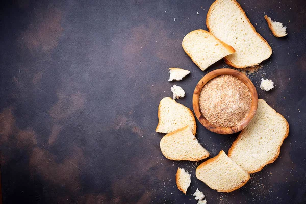 Kase galeta unu ve bir ekmek dilimleri — Stok fotoğraf