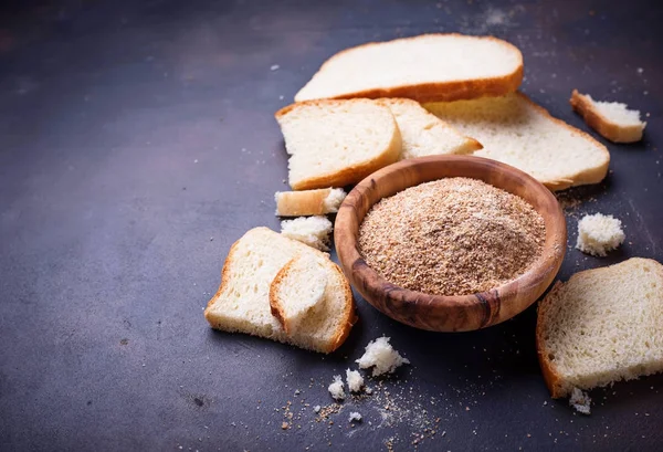 Skål af brødkrummer og skiver af brød - Stock-foto