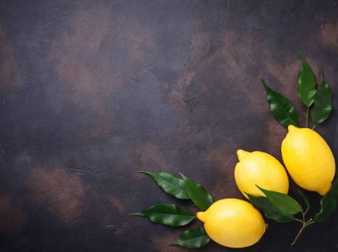 Paslı arka plan üzerinde taze sulu limon