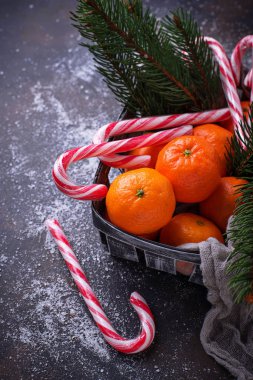 Mandalina ve şeker kamışı. Noel arka plan