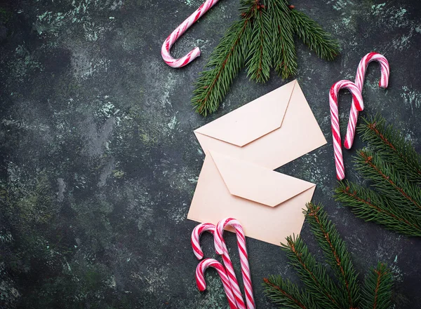 Sfondo di Natale con canna da zucchero e lettera — Foto Stock