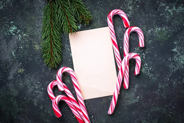 Sfondo di Natale con canna da zucchero e lettera — Foto Stock