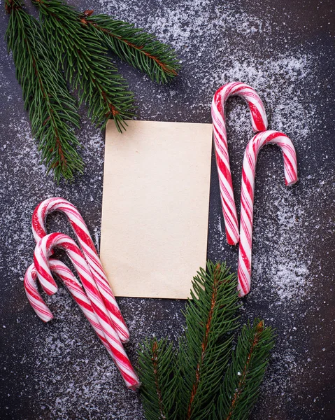 Sfondo di Natale con canna da zucchero e lettera — Foto Stock