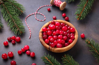 Ahşap kase taze olgun kızılcık