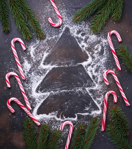 Sfondo natalizio con canna da zucchero e rami di abete — Foto Stock