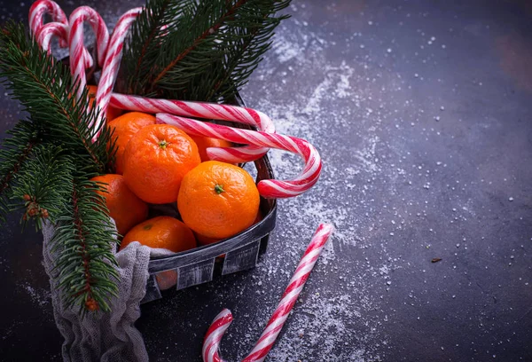 Mandarinas y bastón de caramelo. Fondo de Navidad — Foto de Stock