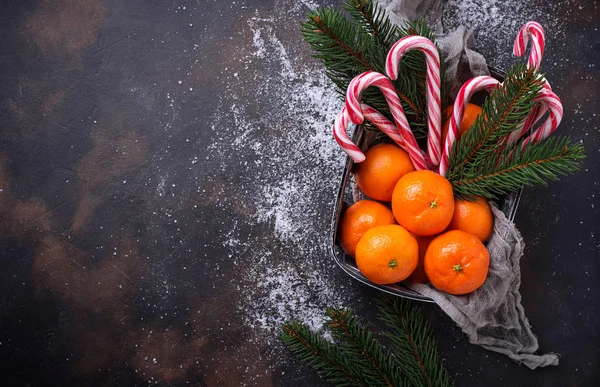 Mandarinas y bastón de caramelo. Fondo de Navidad — Foto de Stock