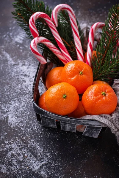 Mandarinas y bastón de caramelo. Fondo de Navidad — Foto de Stock