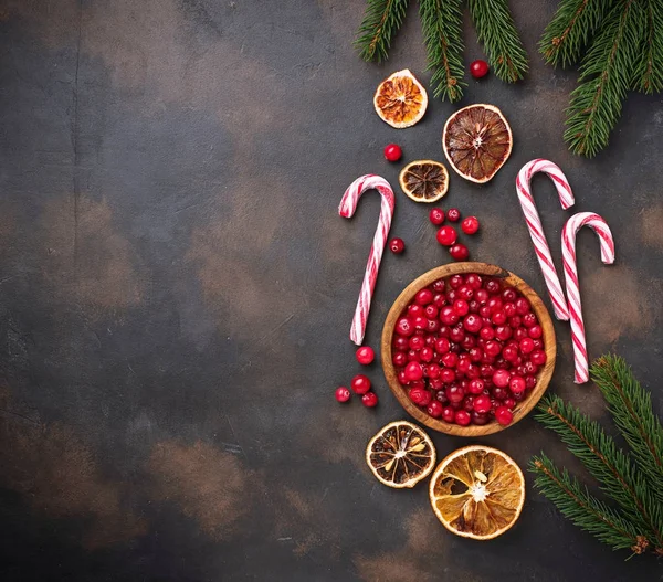 Ahşap kase taze olgun kızılcık