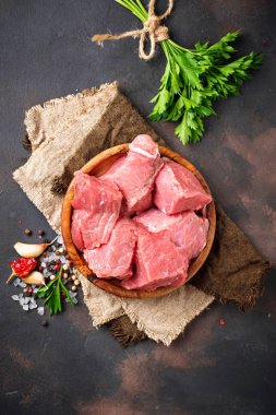 Paslı arka plan üzerinde baharatlar ile çiğ kıyılmış et