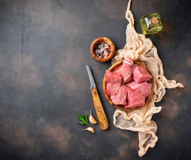 Paslı arka plan üzerinde baharatlar ile çiğ kıyılmış et