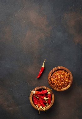 Paslı arka plan üzerinde kırmızı sıcak biber