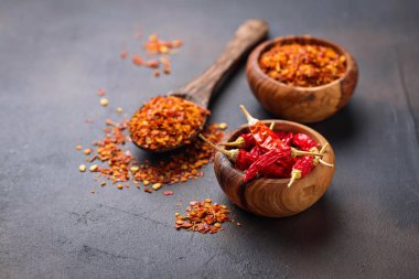 Paslı arka plan üzerinde kırmızı sıcak biber