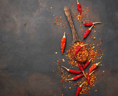 Paslı arka plan üzerinde kırmızı sıcak biber