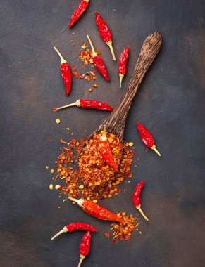 Paslı arka plan üzerinde kırmızı sıcak biber