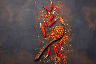 Paslı arka plan üzerinde kırmızı sıcak biber