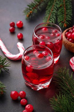 Kızılcık içki ve taze çilek.