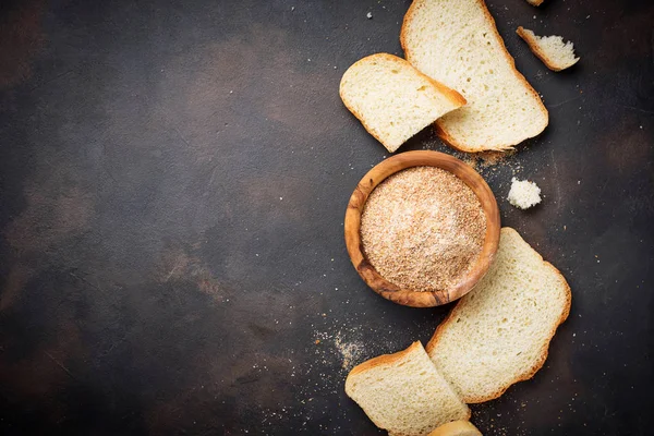 Tazón de pan rallado y rebanadas de pan —  Fotos de Stock