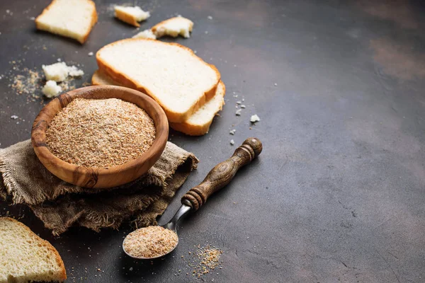 Kase galeta unu ve bir ekmek dilimleri — Stok fotoğraf