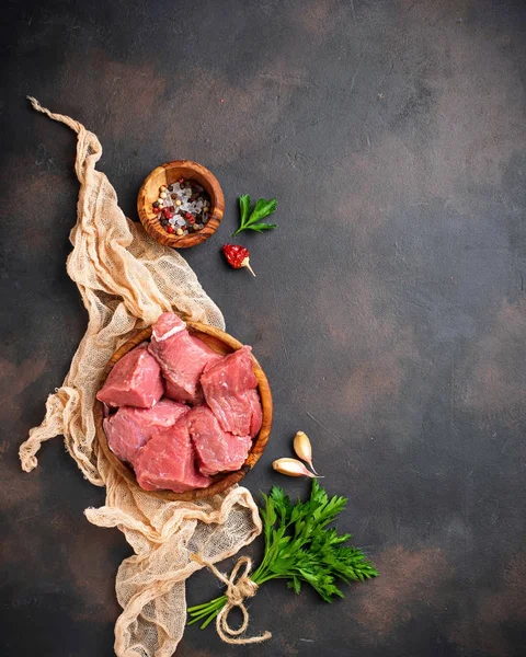 녹슨 배경에 향신료와 함께 원시 다진된 고기 — 스톡 사진