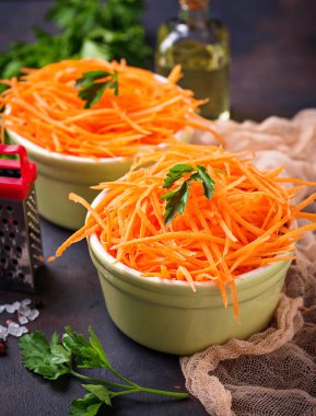 Taze havuç salatası kaseler üzerinde