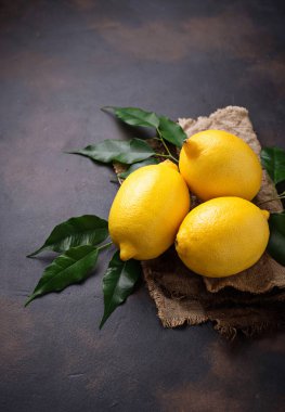 Paslı arka plan üzerinde taze sulu limon