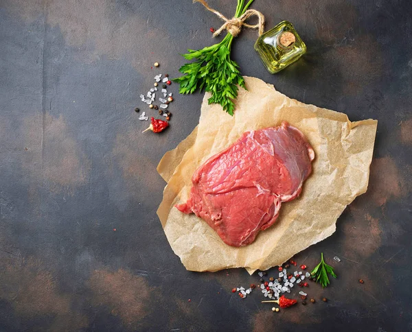 녹슨 배경에 향신료와 생고기 스테이크 — 스톡 사진