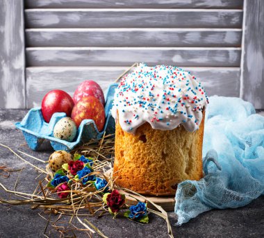 Tepesi ile geleneksel Paskalya kek 