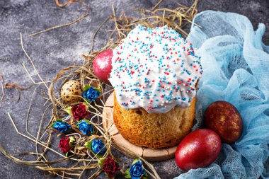 Tepesi ile geleneksel Paskalya kek 