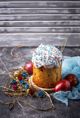 Tepesi ile geleneksel Paskalya kek 