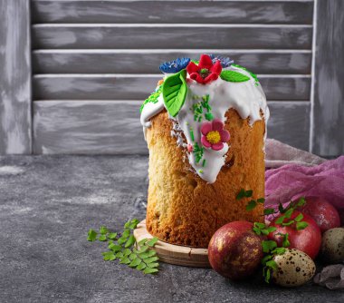 Tepesi ile geleneksel Paskalya kek 