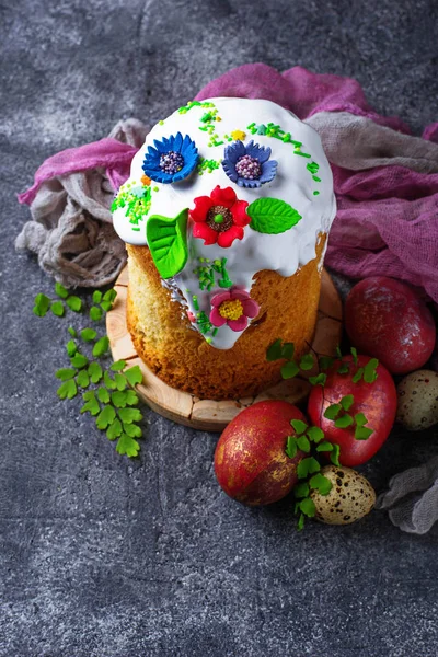 Традиционный пасхальный торт с начинкой — стоковое фото