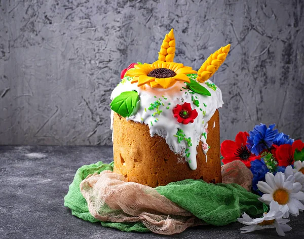 Bolo de Páscoa tradicional com cobertura — Fotografia de Stock