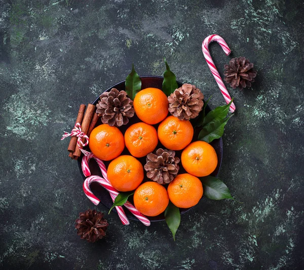 Composición de Navidad o Año Nuevo con mandarinas — Foto de Stock