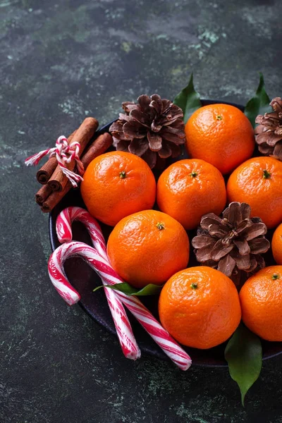 Vánoční nebo novoroční složení s mandarinkami — Stock fotografie