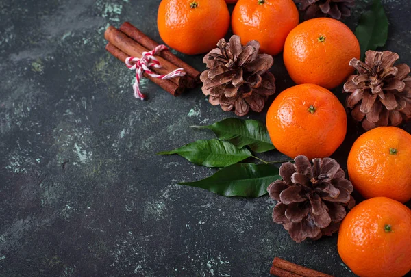 Composición de Navidad o Año Nuevo con mandarinas —  Fotos de Stock