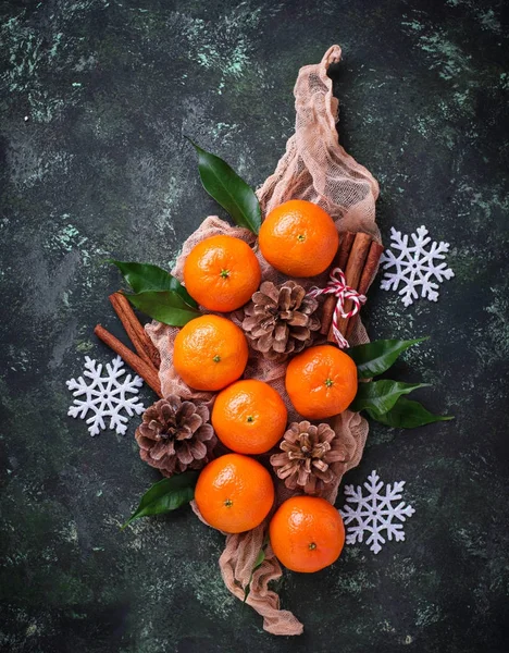 Composição de Natal ou Ano Novo com tangerinas — Fotografia de Stock