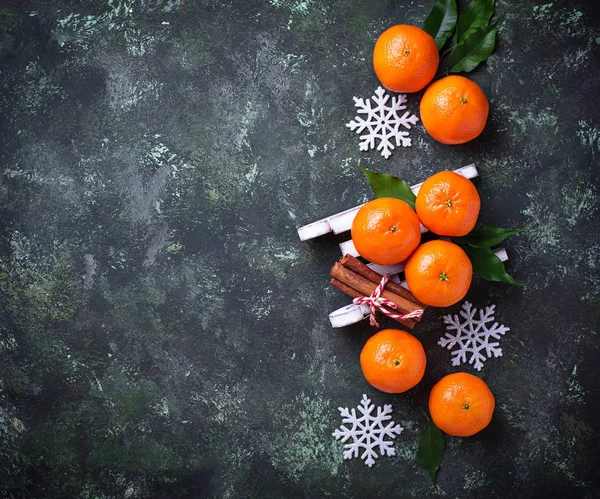 Weihnachts- oder Neujahrskomposition mit Mandarinen — Stockfoto