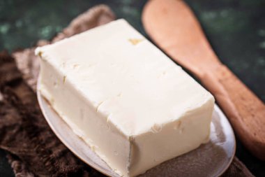 Taze tereyağı ve bıçak beton zemin üzerine