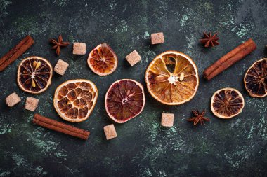 Kurutulmuş narenciye, kahverengi şeker ve tarçın. 
