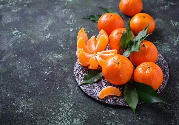 Mandarinas frescas maduras con hojas — Foto de Stock