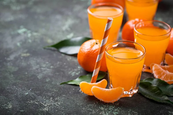 Frischer Mandarinensaft oder Likör — Stockfoto