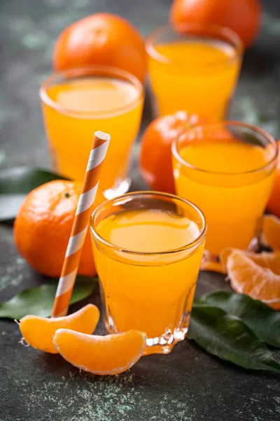 Frischer Mandarinensaft oder Likör — Stockfoto