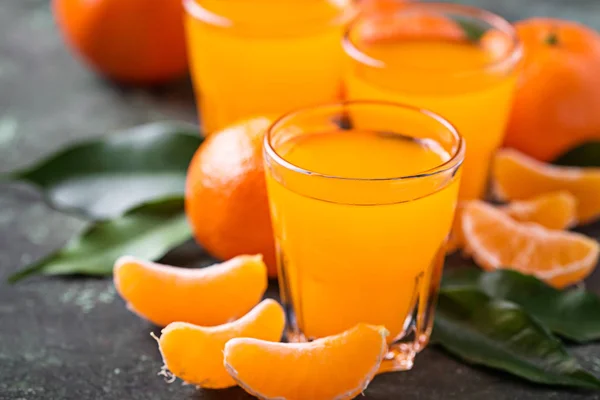 Frischer Mandarinensaft oder Likör — Stockfoto