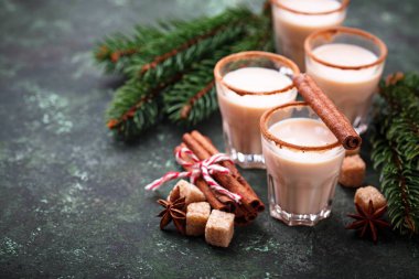 Tarçın Noel kokteyl yumurta likörü 