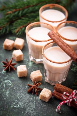 Tarçın Noel kokteyl yumurta likörü 