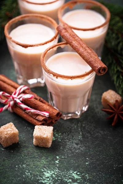 Cóctel de Navidad ponche de huevo con canela — Foto de Stock